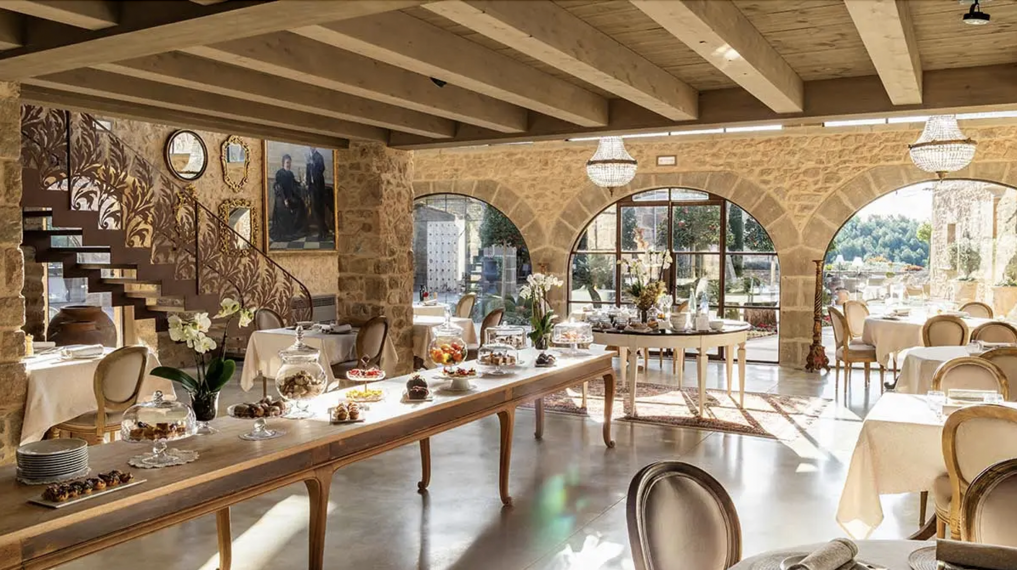 Interior del restaurante La Vella Farga en el Solsonès, con mesas preparadas y decoración elegante