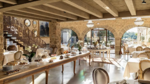 Interior del restaurante La Vella Farga en el Solsonès, con mesas preparadas y decoración elegante